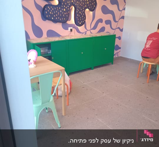 ניקיון של עסק לפני פתיחה.